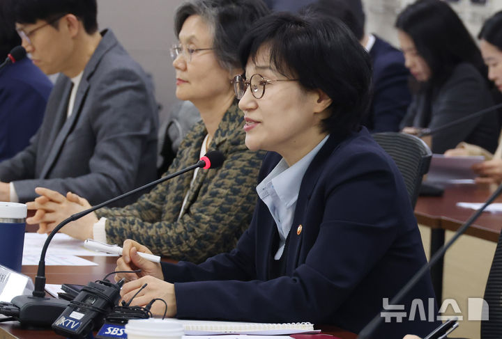 [서울=뉴시스] 추상철 기자 = 원민경 성평등가족부 장관이 20일 오후 서울 종로구 정부서울청사에서 열린 형사미성년자(촉법소년) 연령 사회적 대화협의체 2차 전체회의에서 발언하고 있다. 2026.03.20. scchoo@newsis.com