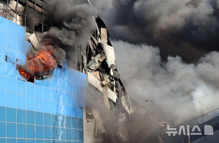 [대전=뉴시스] 강종민 기자 = 20일 오후 1시17분께 대전광역시 대덕구 문평동의 자동차 부품공장에서 화재가 발생해 소방대원들이 화재 진압을 하고 있다. 2026.03.20. ppkjm@newsis.com