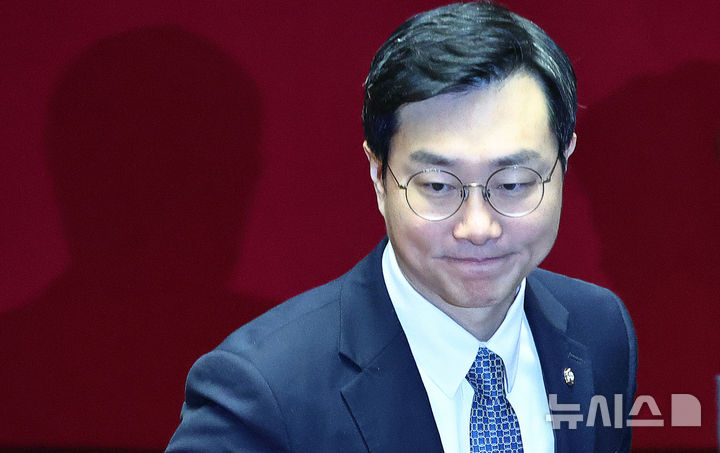 [서울=뉴시스] 김명년 기자 = 더불어민주당을 탈당한 장경태 의원이 20일 오후 서울 여의도 국회 본회의에서 공소청법안(대안)에 대한 무제한토론 종결동의의 건 투표를 하고 있다. 2026.03.20. kmn@newsis.com