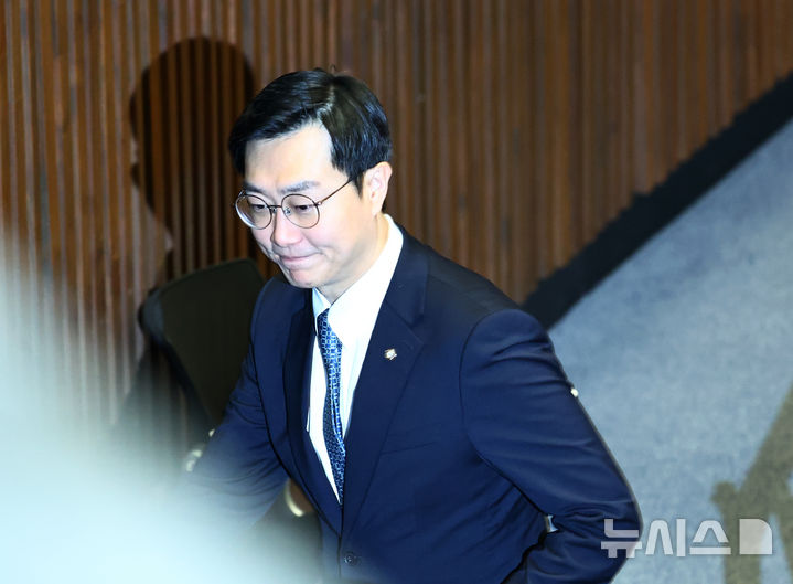 [서울=뉴시스] 김명년 기자 = 더불어민주당을 탈당한 장경태 의원이 20일 오후 서울 여의도 국회 본회의에서 공소청법안(대안)에 대한 무제한토론 종결동의의 건 투표를 마치고 이동하고 있다. 2026.03.20. kmn@newsis.com