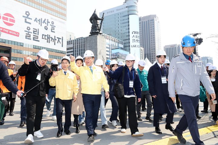 [서울=뉴시스] 윤호중 행정안전부 장관이 방탄소년단(BTS) 컴백 행사를 하루 앞둔 20일 오후 서울 종로구 광화문 일대를 찾아 안전관리 현장 상황을 점검하고 있다. (사진=행정안전부 제공) 2026.03.20. photo@newsis.com *재판매 및 DB 금지