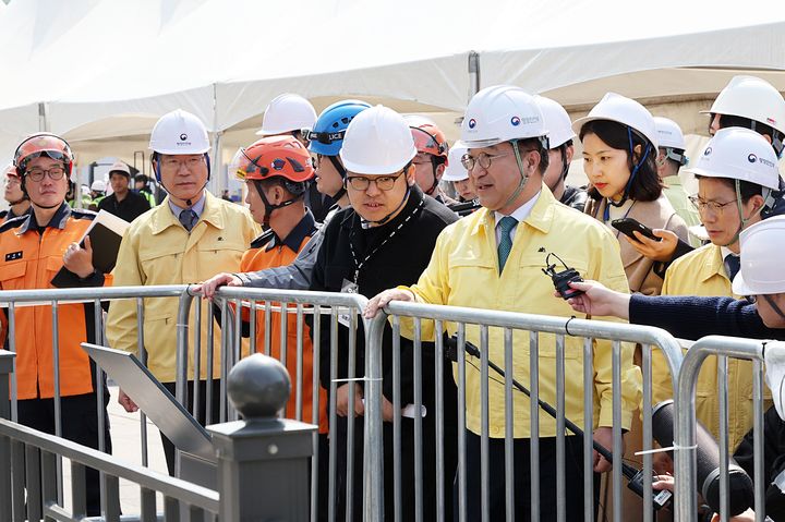 [서울=뉴시스] 윤호중 행정안전부 장관이 방탄소년단(BTS) 컴백 행사를 하루 앞둔 20일 오후 서울 종로구 광화문 일대를 찾아 안전관리 현장 상황을 점검하고 있다. (사진=행정안전부 제공) 2026.03.20. photo@newsis.com *재판매 및 DB 금지