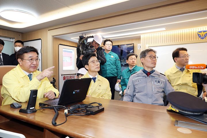 [서울=뉴시스] 윤호중 행정안전부 장관이 방탄소년단(BTS) 컴백 행사를 하루 앞둔 20일 오후 서울 종로구 광화문 일대를 찾아 경찰지휘차에서 안전관리 현장 상황을 점검하고 있다. (사진=행정안전부 제공) 2026.03.20. photo@newsis.com *재판매 및 DB 금지