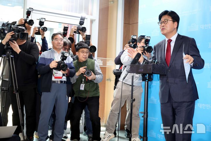 [서울=뉴시스] 조성봉 기자 = ‘탈당 권고(사실상 제명)’의 징계 효력이 정지된 김종혁 전 국민의힘 최고위원이 20일 오후 서울 여의도 국회 소통관에서 입장 발표 기자회견을 마치고 취재진의 질문에 답변하고 있다. 서울남부지법은 이날 김 전 최고위원이 국민의힘을 상대로 낸 징계 효력정지 가처분 신청을 인용했다. 2026.03.20. suncho21@newsis.com