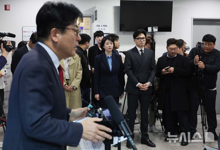 [서울=뉴시스] 조성봉 기자 = 한동훈 전 국민의힘 대표와 배현진 의원이 20일 오후 서울 여의도 국회 소통관에서 입장 발표 기자회견을 마치고 취재진의 질문에 답변하는 김종혁 전 최고위원의 모습을 지켜보고 있다. 서울남부지법은 이날 김 전 최고위원이 국민의힘을 상대로 낸 징계 효력정지 가처분 신청을 인용했다. 2026.03.20. suncho21@newsis.com