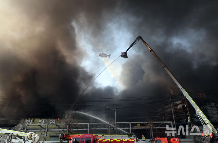[대전=뉴시스] 강종민 기자 = 20일 오후 1시17분께 대전광역시 대덕구 문평동의 자동차 부품공장에서 화재가 발생해 소방헬기가 화재 진압을 하고 있다. 2026.03.20. ppkjm@newsis.com