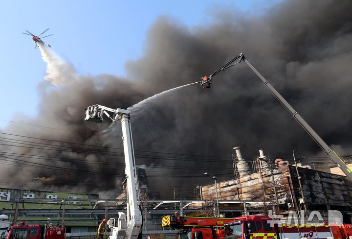 [대전=뉴시스] 강종민 기자 = 20일 오후 1시17분께 대전광역시 대덕구 문평동의 자동차 부품공장에서 화재가 발생해 소방헬기가 화재 진압을 하고 있다. 2026.03.20. ppkjm@newsis.com