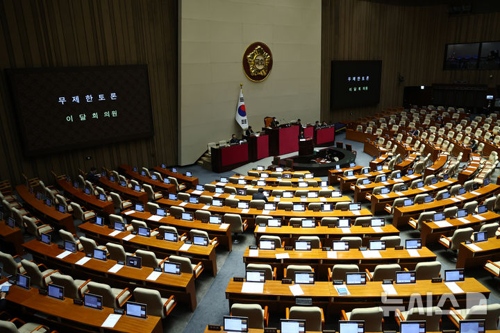 [서울=뉴시스] 김명년 기자 = 공소청법에 이어 중대범죄수사청(중수청) 설치 법안이 21일 국회 본회의를 통과하며 수사-기소 분리를 원칙으로 하는 검찰개혁이 마무리 단계에 들어섰다. 오는 10월 공소청·중수청법 시행과 함께 검찰청은 78년 만에 역사 속으로 사라지게 됐다. 사진은 지난 20일 오후 서울 여의도 국회 본회의에서 이달희 국민의힘 의원의 중대범죄수사청 설치법에 대한 무제한 토론(필리버스터)이 진행되는 모습. 2026.03.20. kmn@newsis.com