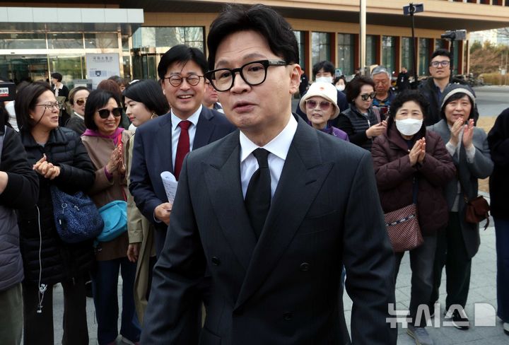 [서울=뉴시스] 조성봉 기자 = ‘탈당 권고(사실상 제명)’의 징계 효력이 정지된 김종혁 전 국민의힘 최고위원이 20일 오후 서울 여의도 국회 소통관에서 입장 발표 기자회견을 마치고 한동훈 전 대표와 이동하며 지지자들에게 박수를 받고 있다. 서울남부지법은 이날 김 전 최고위원이 국민의힘을 상대로 낸 징계 효력정지 가처분 신청을 인용했다. 2026.03.20. suncho21@newsis.com