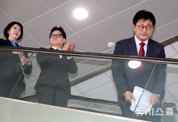 [서울=뉴시스] 조성봉 기자 = ‘탈당 권고(사실상 제명)’의 징계 효력이 정지된 김종혁 전 국민의힘 최고위원이 20일 오후 서울 여의도 국회 소통관에서 입장 발표 기자회견을 마치고 이동하며 지지자들에게 인사를 하고 있다. 서울남부지법은 이날 김 전 최고위원이 국민의힘을 상대로 낸 징계 효력정지 가처분 신청을 인용했다. 2026.03.20. suncho21@newsis.com