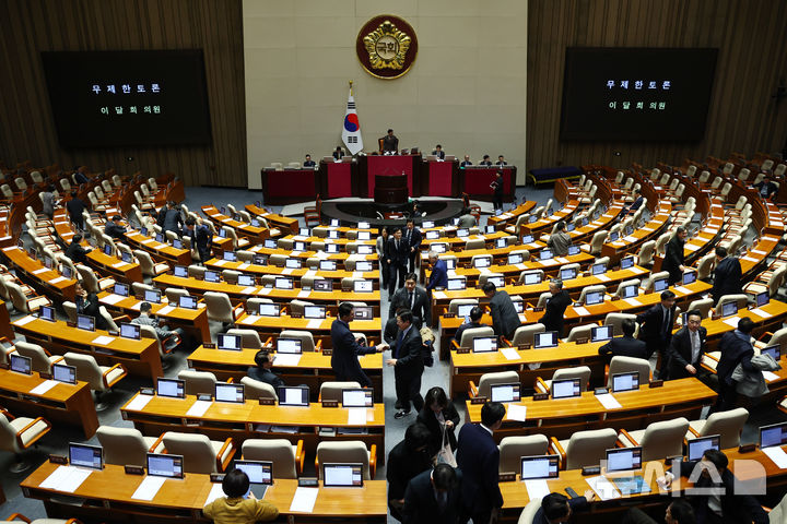 [서울=뉴시스] 김명년 기자 = 더불어민주당 의원들이 20일 오후 서울 여의도 국회 본회의에서 이달희 국민의힘 의원의 중대범죄수사청 설치법에 대한 무제한 토론(필리버스터)이 시작되자 회의장을 나서고 있다. 2026.03.20. kmn@newsis.com