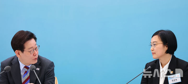 [서울=뉴시스] 최동준 기자 = 이재명 대통령과 한성숙 중소벤처기업부 장관이 20일 청와대에서 열린 '중소기업인과의 대화'에서 대화하고 있다. (청와대통신사진기자단) 2026.03.20. photocdj@newsis.com