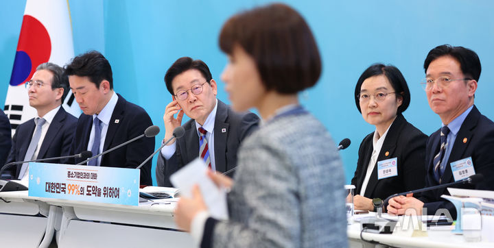 [서울=뉴시스] 최동준 기자 = 이재명 대통령이 20일 청와대에서 열린 '중소기업인과의 대화'에서 참석자 발언을 듣고 있다. (청와대통신사진기자단) 2026.03.20. photocdj@newsis.com