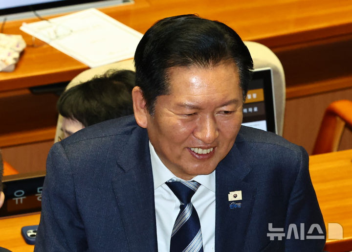 [서울=뉴시스] 김명년 기자 = 정청래 더불어민주당 대표가 지난 20일 오후 서울 여의도 국회 본회의에서 공소청법 무제한토론 종결 동의의 건 투표를 마치고 의원들과 대화하고 있다. 2026.03.20. kmn@newsis.com