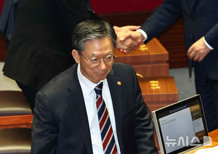 [서울=뉴시스] 김명년 기자 = 정성호 법무부 장관이 지난 20일 오후 서울 여의도 국회 본회의에서 공소청법안(대안)에 대한 투표를 마치고 이동하고 있다. 정 장관은 25일 윤석열 정부 시기 이뤄진 검찰 수사와 관련한 국정조사에 협조하겠다는 입장을 밝혔다. 2026.03.20. kmn@newsis.com