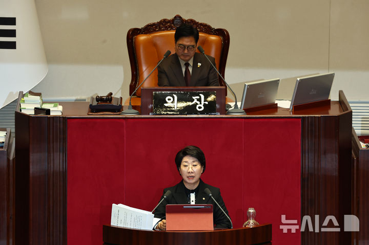 [서울=뉴시스] 김명년 기자 = 이달희 국민의힘 의원이 20일 오후 서울 여의도 국회 본회의에서 중대범죄수사청 설치법에 대한 무제한 토론(필리버스터)을 하고 있다. 2026.03.20. kmn@newsis.com