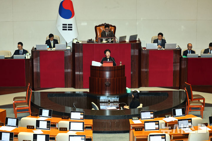 [서울=뉴시스] 김명년 기자 = 이달희 국민의힘 의원이 20일 오후 서울 여의도 국회 본회의에서 중대범죄수사청 설치법에 대한 무제한 토론(필리버스터)을 하고 있다. 2026.03.20. kmn@newsis.com