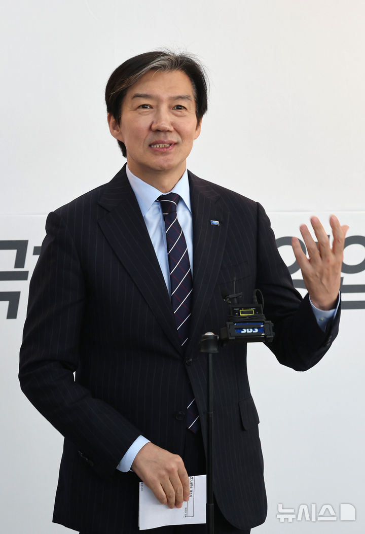 [인천=뉴시스] 전진환 기자 = 조국 조국혁신당 대표가 지난달 20일 오후 인천 중구의 안광호 영종구청장 후보의 선거사무소 개소식에 참석해 축사를 하고 있다. 2026.03.20. amin2@newsis.com