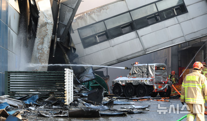 [대전=뉴시스] 강종민 기자 = 20일 오후 1시17분께 대전광역시 대덕구 문평동의 자동차 부품공장에서 화재가 발생해 무인소방로봇이 투입되어 화재 진압을 하고 있다. 2026.03.20. ppkjm@newsis.com