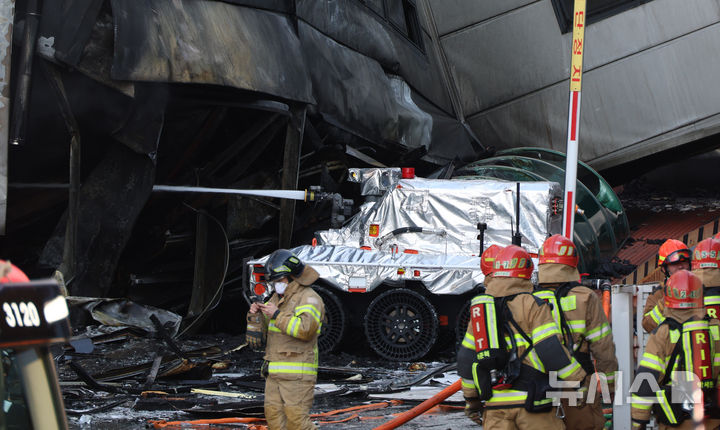 [대전=뉴시스] 강종민 기자 = 20일 오후 1시17분께 대전광역시 대덕구 문평동의 자동차 부품공장에서 화재가 발생해 무인소방로봇이 투입되어 화재 진압을 하고 있다. 2026.03.20. ppkjm@newsis.com