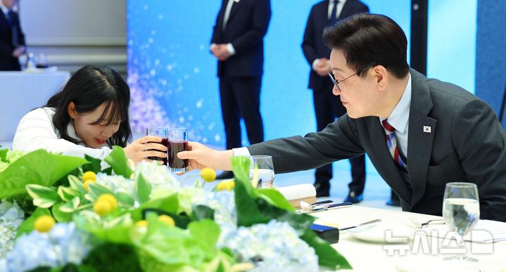 [서울=뉴시스] 최동준 기자 = 이재명 대통령이 20일 청와대 영빈관에서 열린 밀라노-코르티나 동계 패럴림픽 선수단 격려 오찬에서 김윤지 선수와 건배하고 있다. 2026.03.20. photocdj@newsis.com