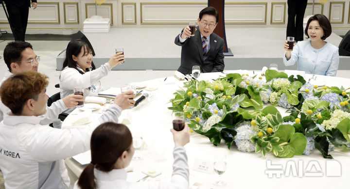 [서울=뉴시스] 최동준 기자 = 이재명 대통령과 김혜경 여사가 20일 청와대 영빈관에서 열린 밀라노-코르티나 동계 패럴림픽 선수단 격려 오찬에서 노르딕스키 김윤지, 휠체어 컬링 이용석 선수 등 참석자들과 건배하고 있다. 2026.03.20. photocdj@newsis.com