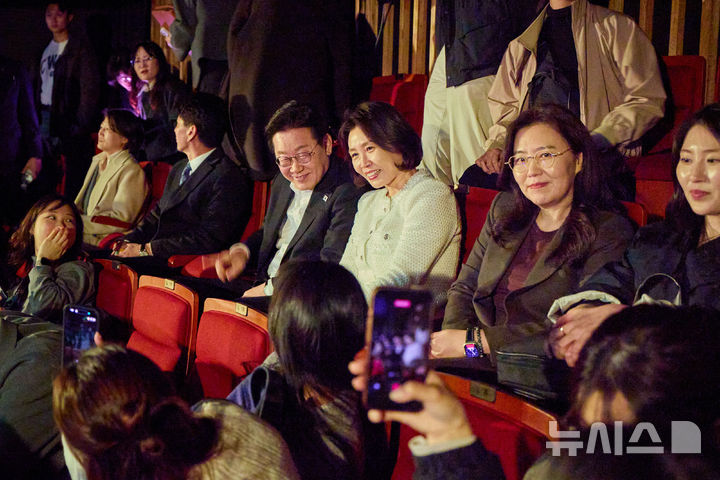 [서울=뉴시스] 최동준 기자 = 이재명 대통령과 김혜경 여사가 18일 서울 대학로 링크아트센터드림에서 창작뮤지컬 '긴긴밤' 관람 전 시민들과 대화하고 있다. (사진=청와대 제공) 2026.03.19. photo@newsis.com *재판매 및 DB 금지