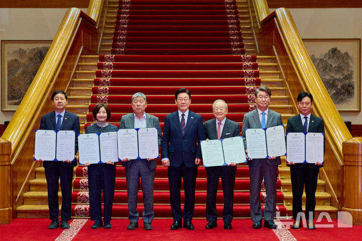 [서울=뉴시스] 이재명 대통령이 19일 청와대에서 열린 '새 정부 경사노위 제1기 출범을 맞이하여 대통령과 함께하는 노동정책 토론회'에서 참석자들과 기념촬영을 하고 있다. (사진=청와대 제공) 2026.03.19. photo@newsis.com *재판매 및 DB 금지