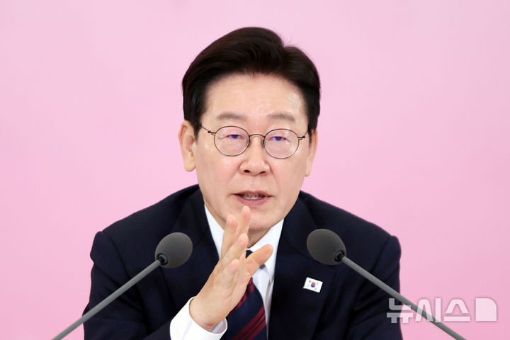 [서울=뉴시스] 최동준 기자 = 이재명 대통령이 19일 청와대에서 열린 '새 정부 경사노위 제1기 출범을 맞이하여 대통령과 함께하는 노동정책 토론회'에서 발언하고 있다. (청와대통신사진기자단) 2026.03.19. photocdj@newsis.com