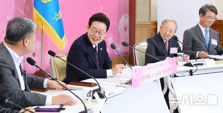 [서울=뉴시스] 최동준 기자 = 이재명 대통령이 19일 청와대에서 열린 '새 정부 경사노위 제1기 출범을 맞이하여 대통령과 함께하는 노동정책 토론회'에서 김동명 한국노총 위원장과 대화하고 있다. (청와대통신사진기자단) 2026.03.19. photocdj@newsis.com