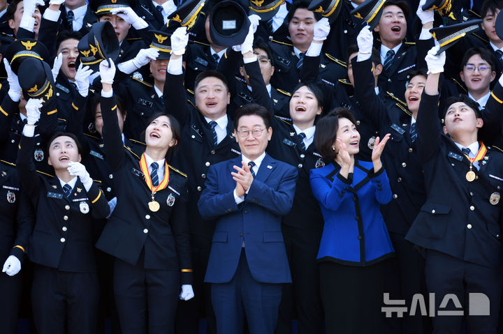 [아산=뉴시스] 고범준 기자 = 이재명 대통령과 김혜경 여사가 17일 충남 아산시 경찰대학에서 열린 2026년 신임 경찰 경위·경감 임용식에서 참석자들과 기념촬영을 하고 있다. 2026.03.17. bjko@newsis.com