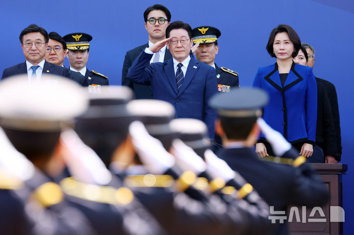 [아산=뉴시스] 고범준 기자 = 이재명 대통령이 17일 충남 아산시 경찰대학에서 열린 2026년 신임 경찰 경위·경감 임용식에서 경례를 하고 있다. 2026.03.17. bjko@newsis.com