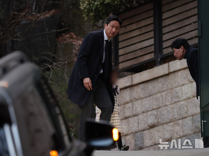 [서울=뉴시스] 배훈식 기자 = 故 정주영 현대그룹 명예회장의 25주기 추모제사가 열린 20일 오후 서울 종로구 청운동 정 명예회장 옛 자택에 정기선 HD현대 회장이 들어가고 있다. 2026.03.20. dahora83@newsis.com