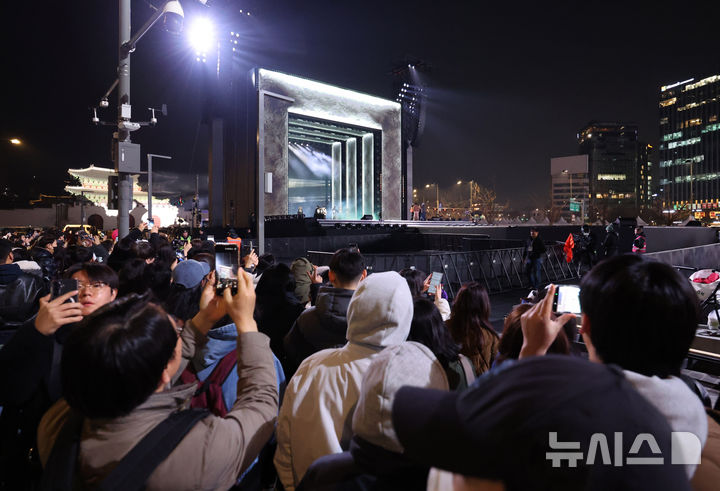 [서울=뉴시스] 배훈식 기자 = BTS(방탄소년단) 완전체 컴백 광화문 공연을 하루 앞둔 20일 오후 서울 종로구 광화문 광장을 찾은 아미들이 무대 기념사진을 찍고 있다. 2026.03.20. dahora83@newsis.com