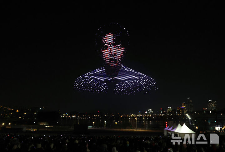 [서울=뉴시스] 박주성 기자 = 방탄소년단(BTS) 컴백 공연을 하루 앞둔 20일 오후 서울 광진구 뚝섬 한강공원에서 'BTS 컴백 드론 라이트쇼'가 진행되고 있다. 2026.03.20. park7691@newsis.com