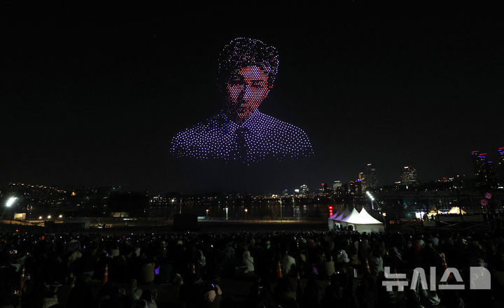 [서울=뉴시스] 박주성 기자 = 방탄소년단(BTS) 컴백 공연을 하루 앞둔 20일 오후 서울 광진구 뚝섬 한강공원에서 'BTS 컴백 드론 라이트쇼'가 진행되고 있다. 2026.03.20. park7691@newsis.com