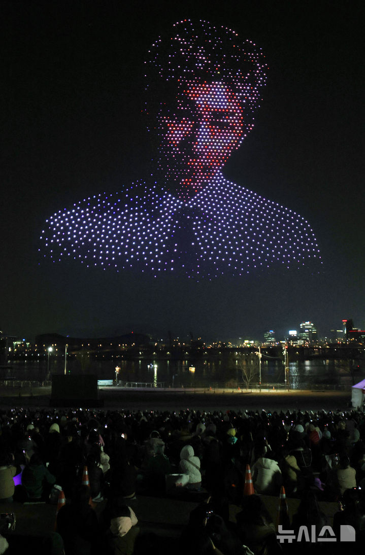 [서울=뉴시스] 박주성 기자 = 방탄소년단(BTS) 컴백 공연을 하루 앞둔 20일 오후 서울 광진구 뚝섬 한강공원에서 'BTS 컴백 드론 라이트쇼'가 진행되고 있다. 2026.03.20. park7691@newsis.com