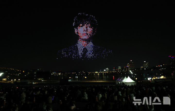 [서울=뉴시스] 박주성 기자 = 방탄소년단(BTS) 컴백 공연을 하루 앞둔 20일 오후 서울 광진구 뚝섬 한강공원에서 'BTS 컴백 드론 라이트쇼'가 진행되고 있다. 2026.03.20. park7691@newsis.com
