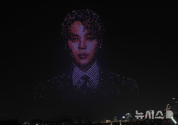 [서울=뉴시스] 박주성 기자 = 방탄소년단(BTS) 컴백 공연을 하루 앞둔 20일 오후 서울 광진구 뚝섬 한강공원에서 'BTS 컴백 드론 라이트쇼'가 진행되고 있다. 2026.03.20. park7691@newsis.com