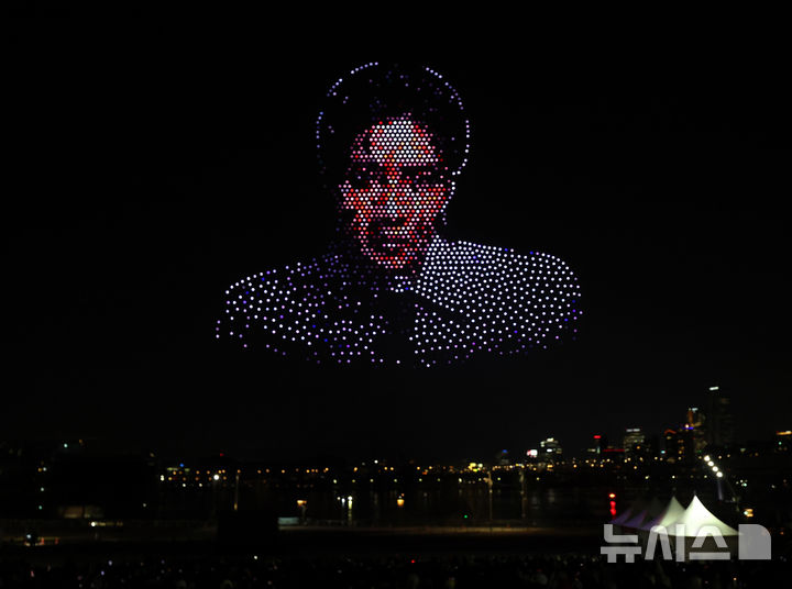 [서울=뉴시스] 박주성 기자 = 방탄소년단(BTS) 컴백 공연을 하루 앞둔 20일 오후 서울 광진구 뚝섬 한강공원에서 'BTS 컴백 드론 라이트쇼'가 진행되고 있다. 2026.03.20. park7691@newsis.com