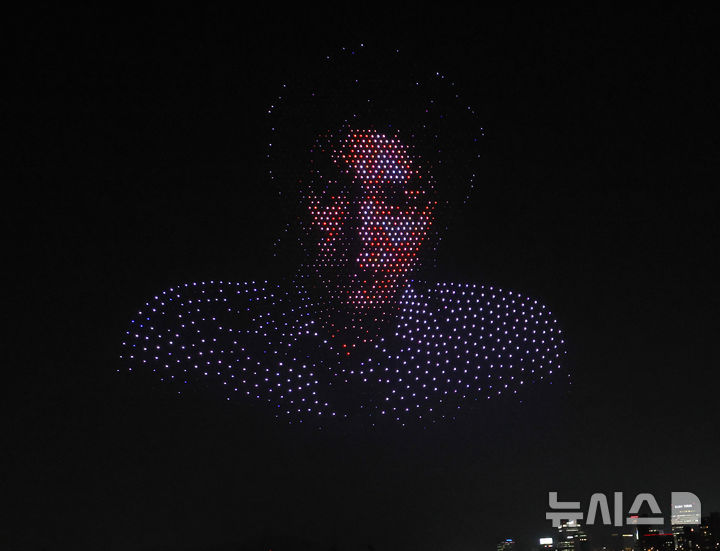 [서울=뉴시스] 박주성 기자 = 방탄소년단(BTS) 컴백 공연을 하루 앞둔 20일 오후 서울 광진구 뚝섬 한강공원에서 'BTS 컴백 드론 라이트쇼'가 진행되고 있다. 2026.03.20. park7691@newsis.com