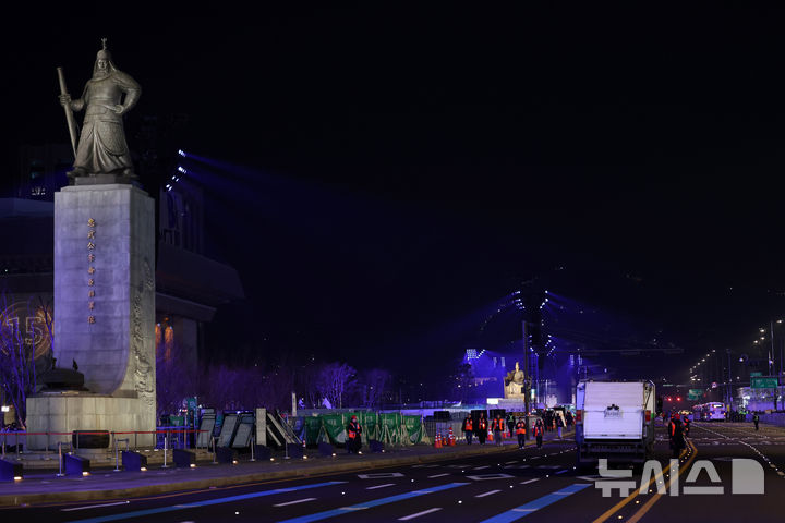 [서울=뉴시스] 배훈식 기자 = BTS(방탄소년단) 완전체 컴백 광화문 공연을 하루 앞둔 20일 오후 서울 종로구 세종대로가 전면 통제돼 있다. 이번 전면 통제(광화문 삼거리~시청역)는 오는 22일 오전 6시 까지 계속된다. 2026.03.20. dahora83@newsis.com