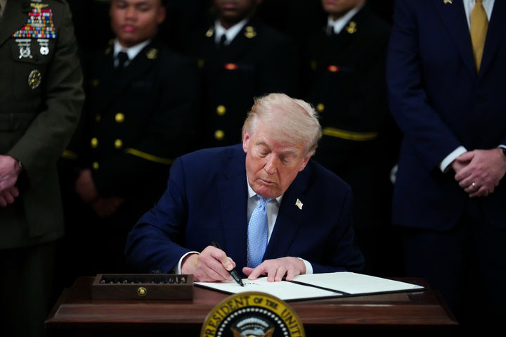 [워싱턴=AP/뉴시스]도널드 트럼프 미 대통령이 20일(현지시각) 해군사관학교와 육군사관학교 미식축구경기 중계를 방해하는 방송사의 방송 면허 취소를 검토하도록 지시하는 행정명령에 서명하고 있다. 2026.3.21. 