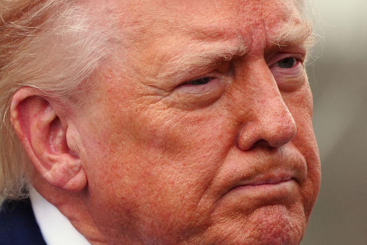 [워싱턴=AP/뉴시스]도널드 트럼프 미국 대통령이 20일(현지 시간) 백악관에서 전용 헬기에 탑승하기 앞서 취재진 질문에 답하고 있다. 2026.03.21.