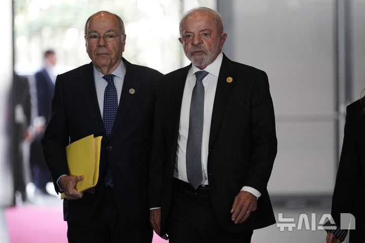 [보고타=AP/뉴시스] 루이스 이나시우 룰라 다 시우바 브라질 대통령(오른쪽)이 21일 콜롬비아 보고타에서 열린 제10차 중남미카리브국가공동체(CELAC) 정상회의에 참석하고 있다.2026.03.23. 