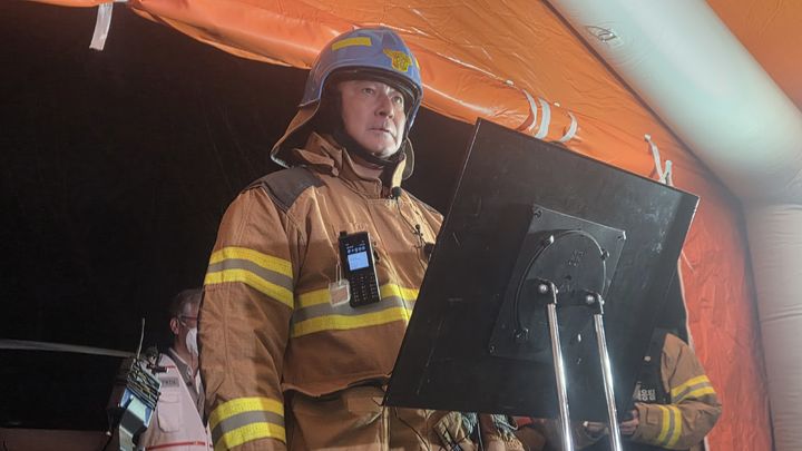 [대전=뉴시스] 송승화 기자 = 21일 대전 문평동 자동차 부품 화재 현장에서 남득우 대덕소방서장이 4차 브리핑을 하고 있다. 2026.03.21. ssong1007@newsis.com *재판매 및 DB 금지