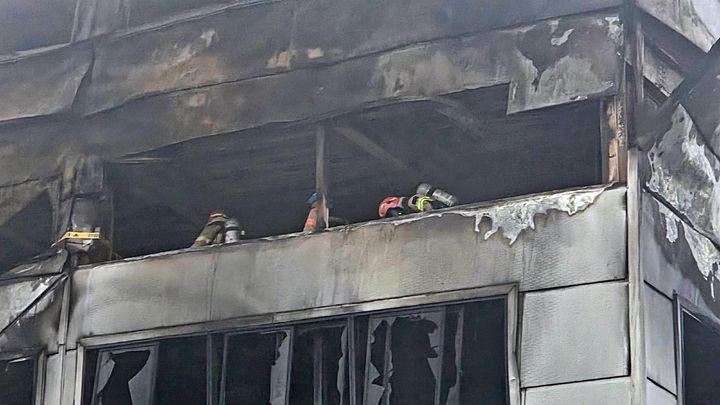 [대전=뉴시스] 송승화 기자 = 21일 오전 7시30분, 대전 문평동 자동차 부품 화재 현장에서 소방대원들이 수색을 하고 있다. 2026.03.21. ssong1007@newsis.com *재판매 및 DB 금지