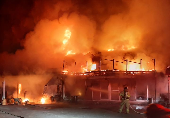 [예천=뉴시스] 예천군 용궁면 산택리 한 식당에서 발생한 화재를 진화하고 있다. (사진=경북소방본부 제공) 2026.03.21. photo@newsis.com *재판매 및 DB 금지