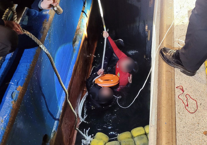 [부산=뉴시스] 20일 오후 부산 서구 감천항 국제수산물유통센터 앞에서 선박에 승선하려던 선원 A(60대)씨가 발을 헛디뎌 바다로 추락했다. (사진=부산해경 제공) 2026.03.21. photo@newsis.com *재판매 및 DB 금지