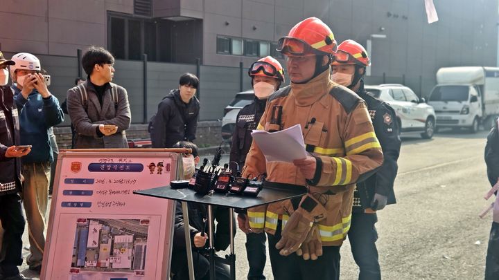 [대전=뉴시스] 송승화 기자 = 21일 오전 9시30분, 대전 문평동 자동차 부품 화재 현장에서 남득우 대덕소방서장이 상황을 설명하고 있다. 2026.03.21. ssong1007@newsis.com *재판매 및 DB 금지